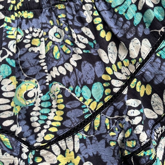 EUC Women’s aerie Navy Floral Ruffled Skort Size Medium - Picture 3 of 5